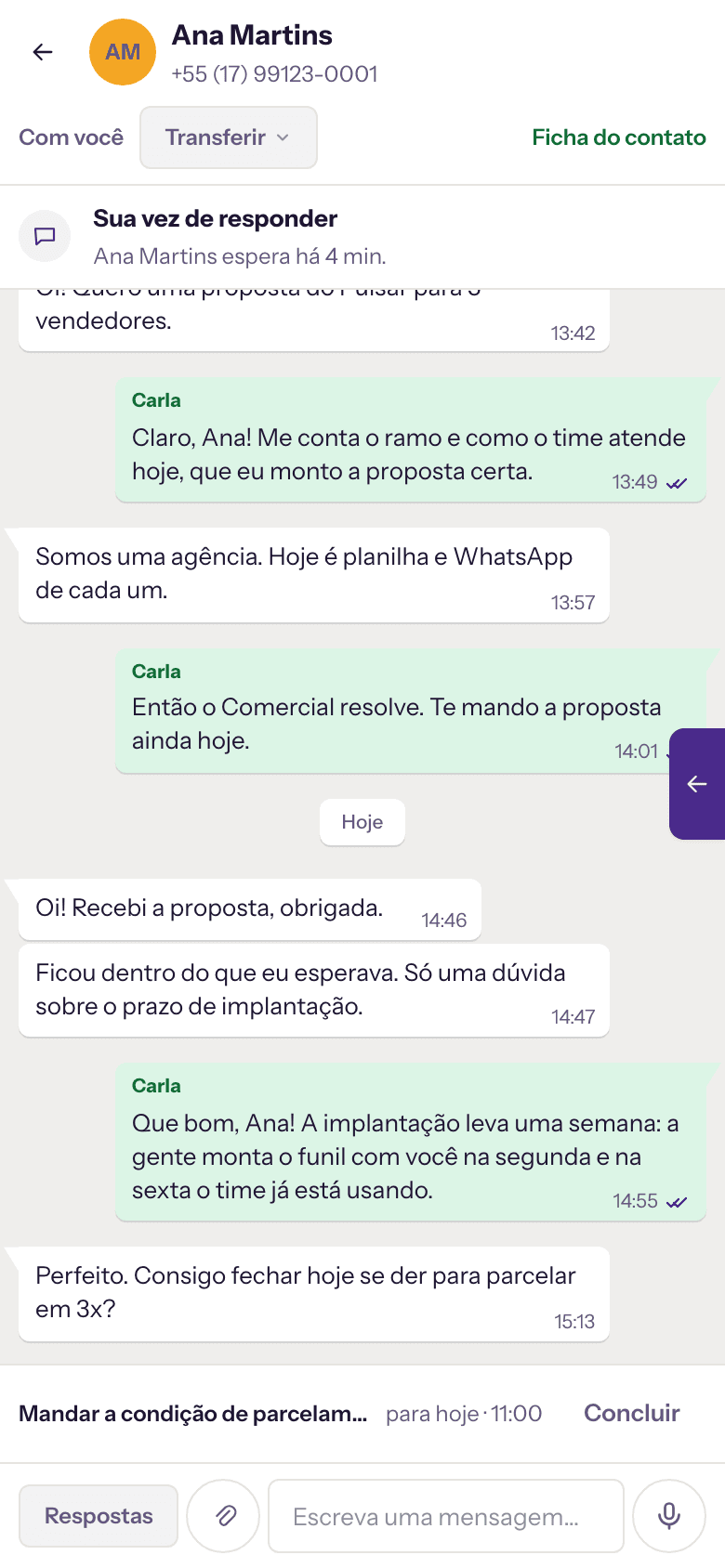 A caixa de WhatsApp do Pulsar no celular: a conversa aberta toma a tela, com a seta para voltar à lista, a próxima tarefa em cima do campo de resposta e a alça da ficha do contato na borda.