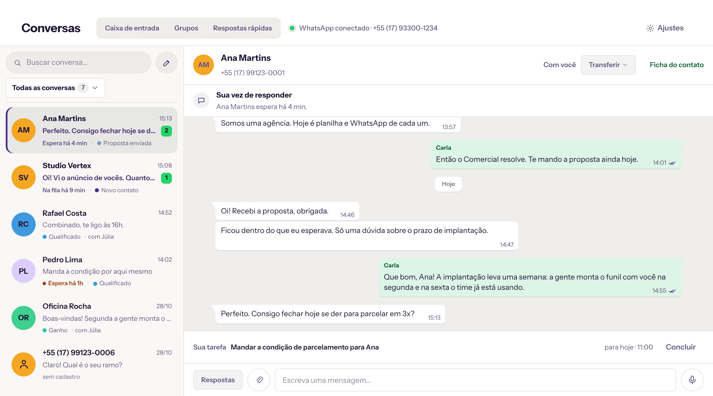 Caixa de WhatsApp do Pulsar: à esquerda a lista de conversas com o status do atendimento e a etapa do funil; à direita a conversa aberta, a próxima tarefa em cima do campo de resposta e os botões de respostas rápidas, anexo e áudio.